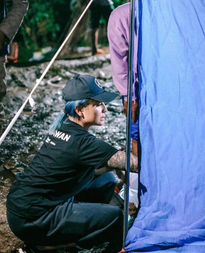banjir pujian intip potret awkarin saat jadi relawan bantu korban gempa di cianjur