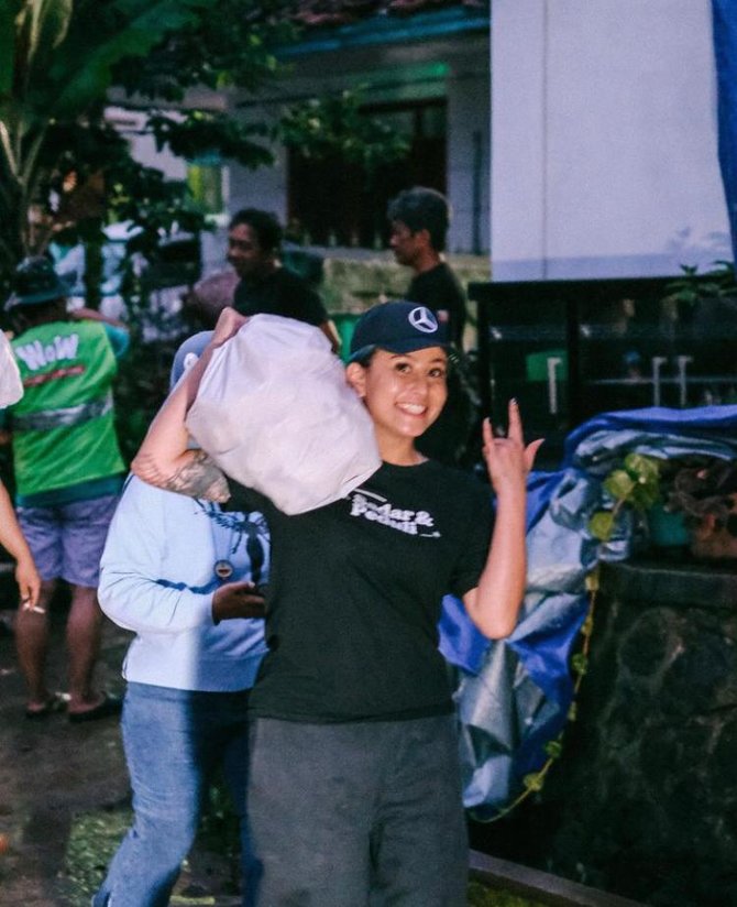 banjir pujian intip potret awkarin saat jadi relawan bantu korban gempa di cianjur