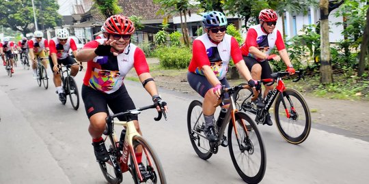 Banteng Fondo Ride, Pramono Anung dan Hasto Bersepeda ke Makam Bung Karno