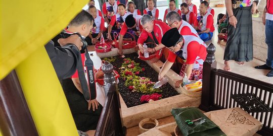 Nyekar ke Makam Bung Karno, Pramono Anung: Doakan Tahun Politik 2024 Bisa Adem