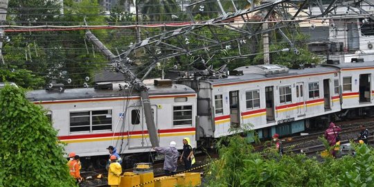 KRL Menuju Manggarai Anjlok, Tiga Gerbong dan Satu Tiang Listrik Terdampak