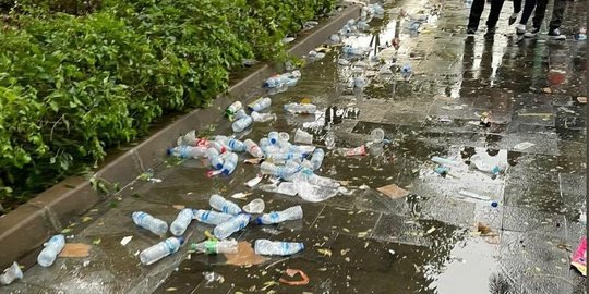 Potret Sampah Berserakan di GBK Usai Acara Nusantara Bersatu