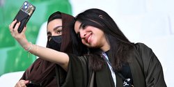 Wajah Cantik Suporter Arab Saudi Kembali Warnai Tribun Piala Dunia