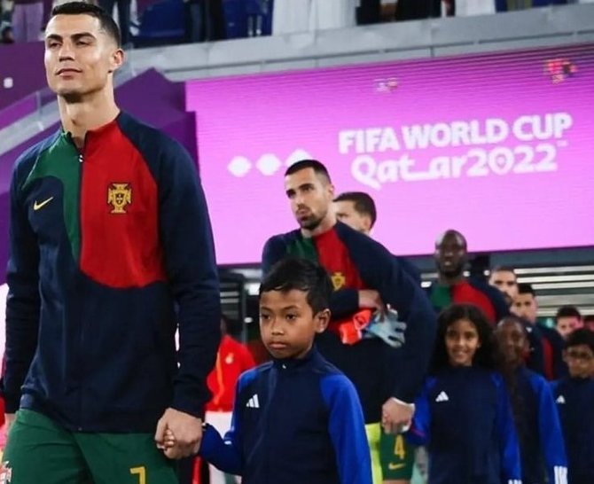 ronaldo gandeng bocah indonesia