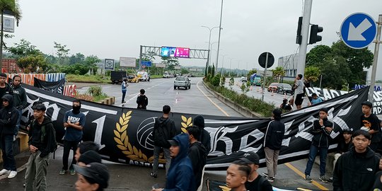 Tuntut Usut Tuntas Tragedi Kanjuruhan, Aremania Tutup Akses Pintu Tol Singosari