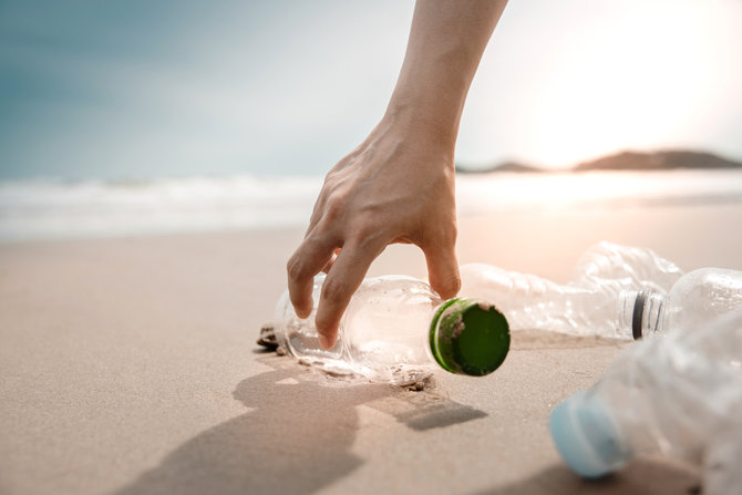 curang tangani limbah plastik sejumlah merek minuman global jadi sorotan media asing