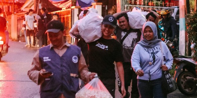 Awkarin Turun ke Cianjur, Bantu Panggul Makanan Hingga Hibur Anak Korban Gempa