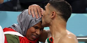 Momen Haru Achraf Hakimi Peluk dan Cium Ibunya usai Maroko Kalahkan Belgia