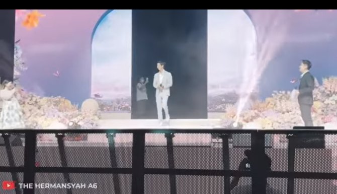 5 momen song joong ki di indonesia pakai batik hingga foto bareng arsy