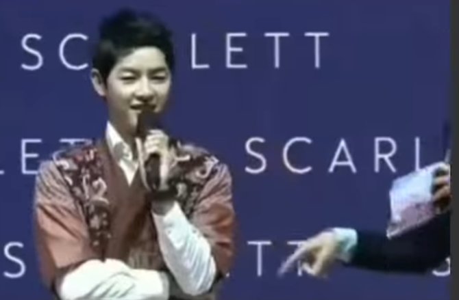 5 momen song joong ki di indonesia pakai batik hingga foto bareng arsy