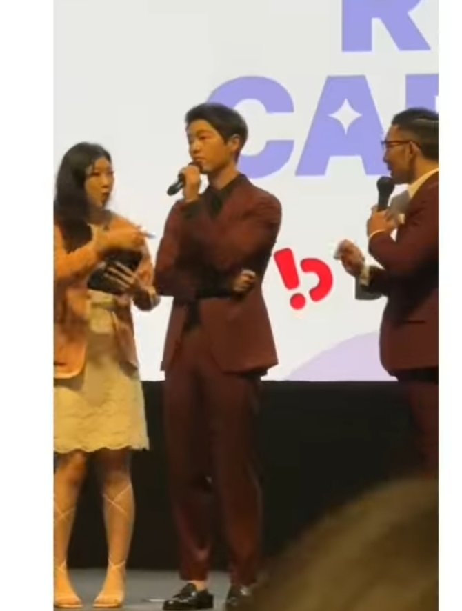 5 momen song joong ki di indonesia pakai batik hingga foto bareng arsy