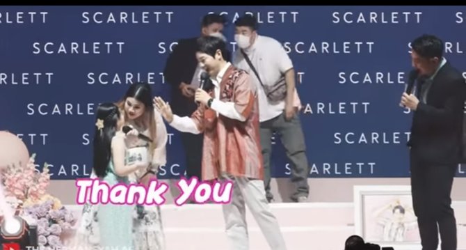 5 momen song joong ki di indonesia pakai batik hingga foto bareng arsy