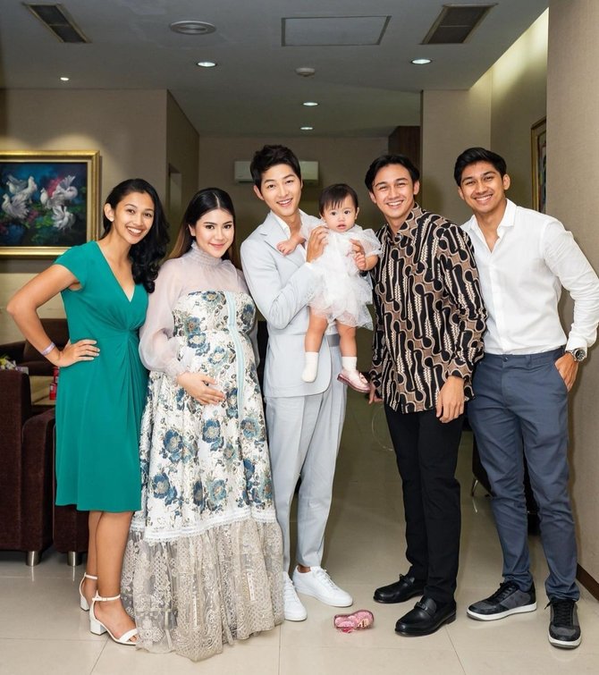 5 momen song joong ki di indonesia pakai batik hingga foto bareng arsy