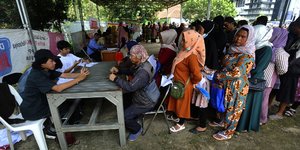 Antrean Warga Penerima BLT Kemensos di Bogor Membeludak