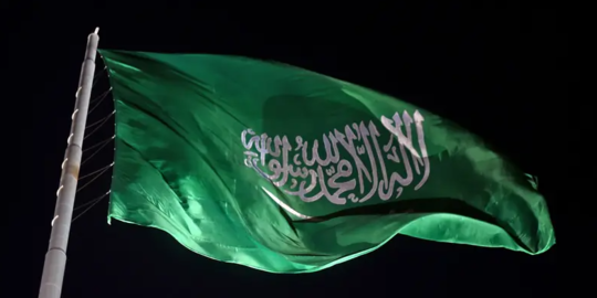 CEK FAKTA: Hoaks Atraksi Pria Kibarkan Bendera Arab Saudi di Piala Dunia Qatar 2022