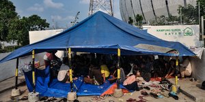 Nestapa Warga Kampung Bayam Seminggu Bertahan di Tenda Pengungsian
