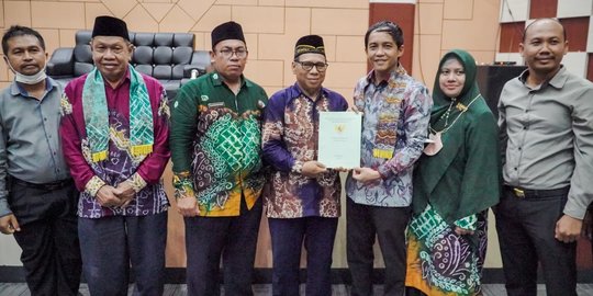Wamen ATR Serahkan Sertifikat SD Muhammadiyah 9 Banjarmasin