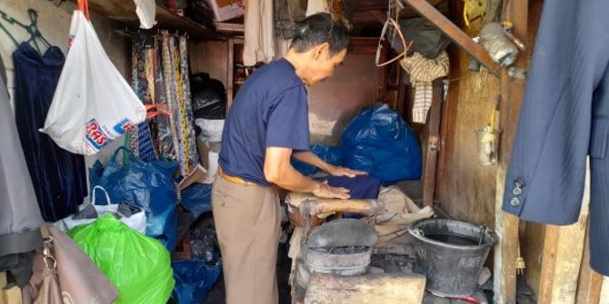 Cerita Sukses Satu-Satunya Tukang Setrika Arang di Padang Bawa 3 Anak jadi Sarjana