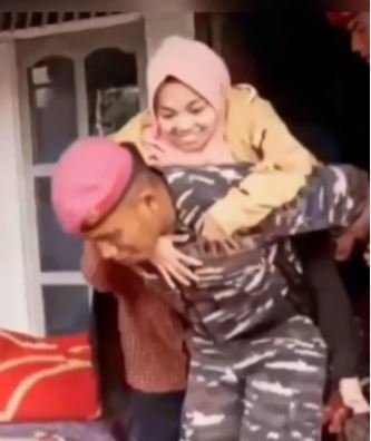 beralaskan kardus prajurit marinir terlelap tidur di lokasi gempa cianjur