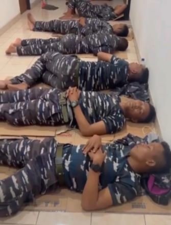 beralaskan kardus prajurit marinir terlelap tidur di lokasi gempa cianjur