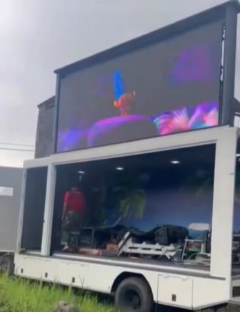 beralaskan kardus prajurit marinir terlelap tidur di lokasi gempa cianjur