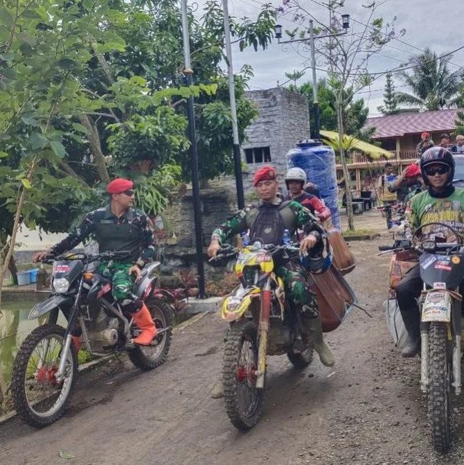 tim trail kopassus bawa logistik ke pelosok cianjur