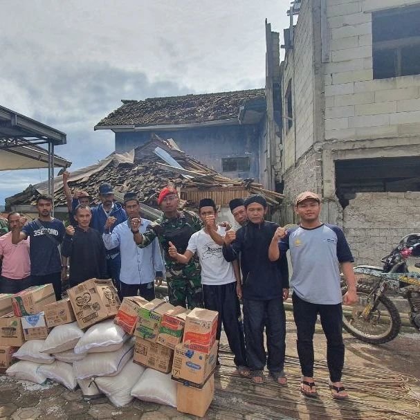 tim trail kopassus bawa logistik ke pelosok cianjur