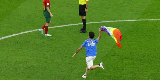 Aksi Pria Kibarkan Bendera LGBT Terobos Laga Portugal vs Uruguay