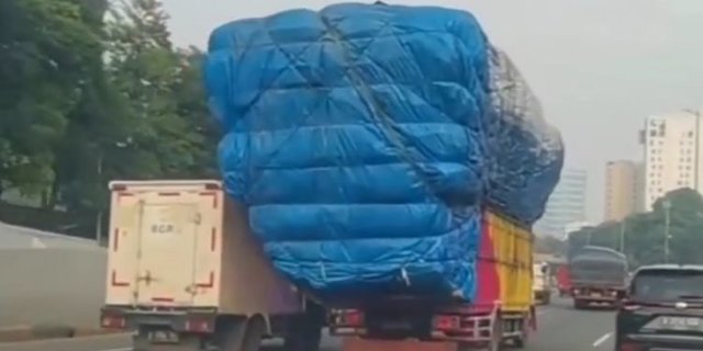 Viral Truk Sangat Kelebihan Muatan Ngebut di Jalan Tol, Ngeri Banget