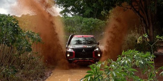 Cerita Penting di Balik Kemenangan Tim Mitsubishi Ralliart pada AXCR 2022