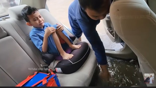 keluarga asal indonesia terjebak banjir di jeddah anaknya nangis air masuk ke mobil