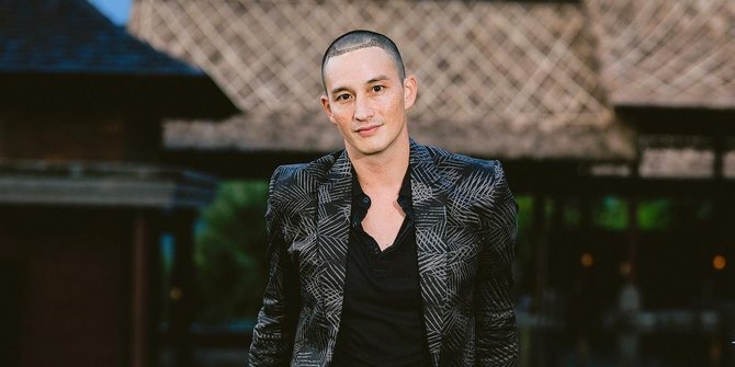 Penampilan Terbaru Mike Lewis dengan Rambut Plontos, Dipuji Tetap Ganteng