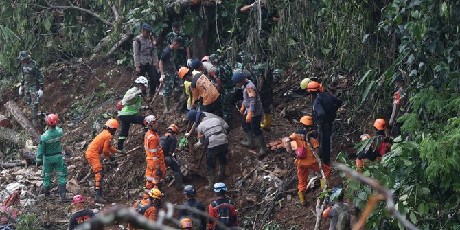 Tertimbun Tanah Setebal 7 Meter, Dua Jenazah Korban Gempa Cianjur Akhirnya Dievakuasi