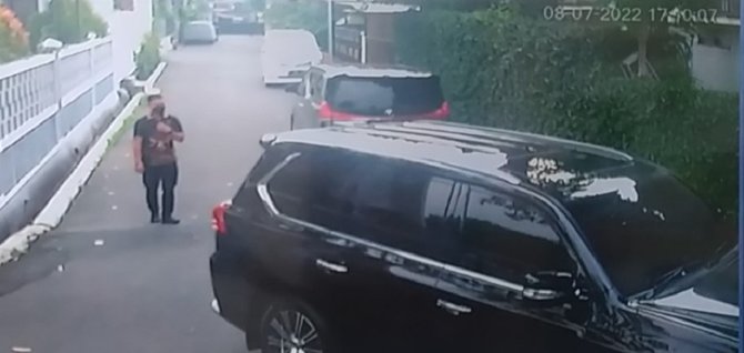 rekaman cctv ferdy sambo dan putri tiba di rumah dinas