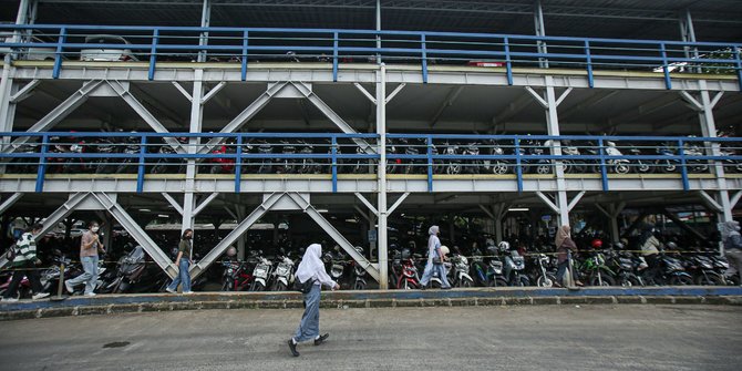 Melihat Park and Ride Vertikal di Terminal Ragunan