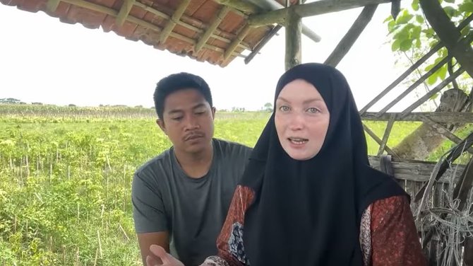 cerita bule rusia dapat jodoh orang jawa sang suami sedang bakar sate