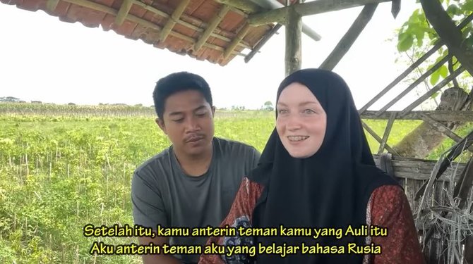 cerita bule rusia dapat jodoh orang jawa sang suami sedang bakar sate