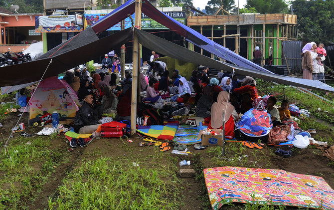 korban gempa cianjur bertahan di pengungsian seadanya