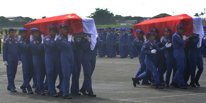 Jenazah Dua Korban Kecelakaan Heli Polri Diantar ke Rumah Duka di Serang dan Magetan