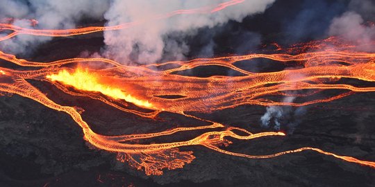 Penampakan Muntahan Lava Mauna Loa, Gunung Api Terbesar di Dunia yang Meletus