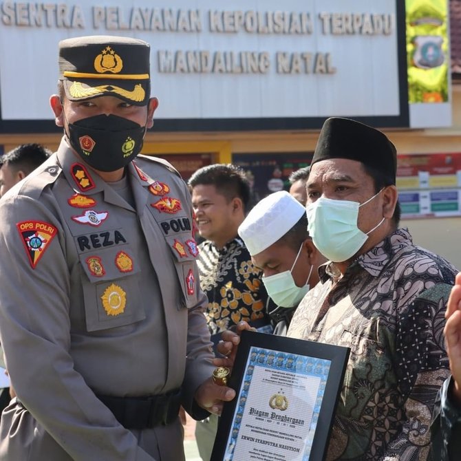 kapolsek madina berikan penghargaan kepada warga kotasiantar