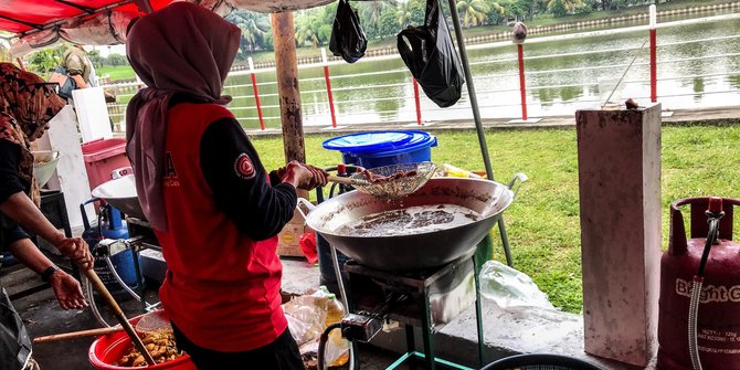 Aktivitas Dapur Umum Kemensos untuk Korban Gempa Cianjur di Kalibata