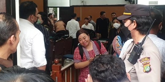 Perempuan Berbatik Merah di PN Jaksel: Om Kuat Semangat Ya
