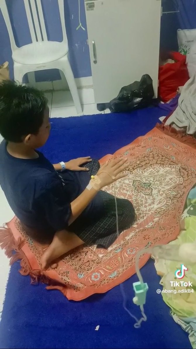 bikin kagum aksi anak salat berdiri meski tangan diinfus ini viral