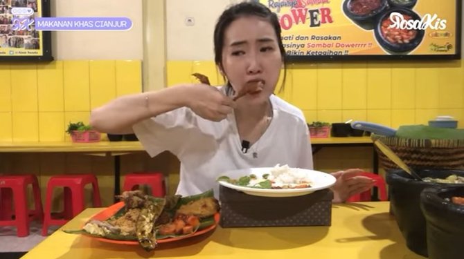 wanita korea cantik makan khas sunda bingung cara makan petai