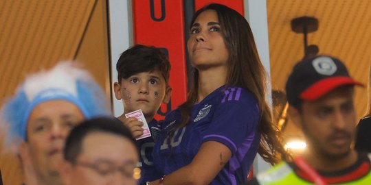 Cantiknya Istri Messi Nonton Argentina Sambil Gendong Anak