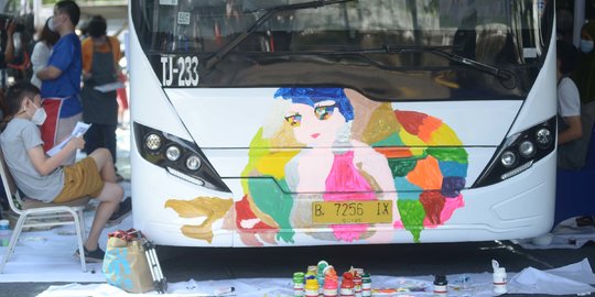 Semangat Anak Difabel Melukis Mural di Bus TransJakarta