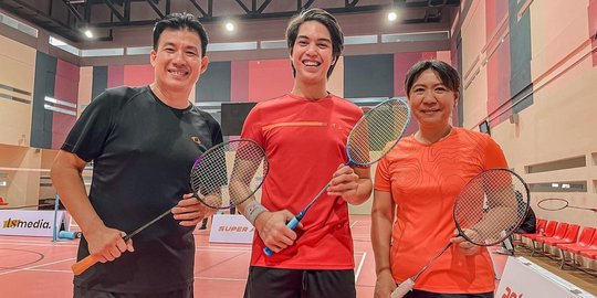 Deretan Momen Lucu El Rumi Badminton Bareng 'Legend', Susy Susanti Pakai Raket Nyamuk