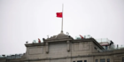 Bendera Setengah Tiang Berkibar di Lapangan Tiananmen China