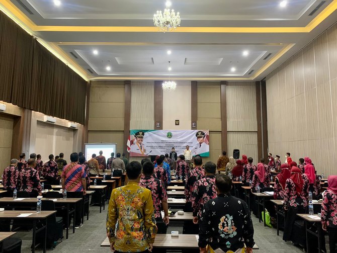 wakil wali kota pasuran adi wibowo membuka sosialisasi dan fgd bersama aparatur kelurahan